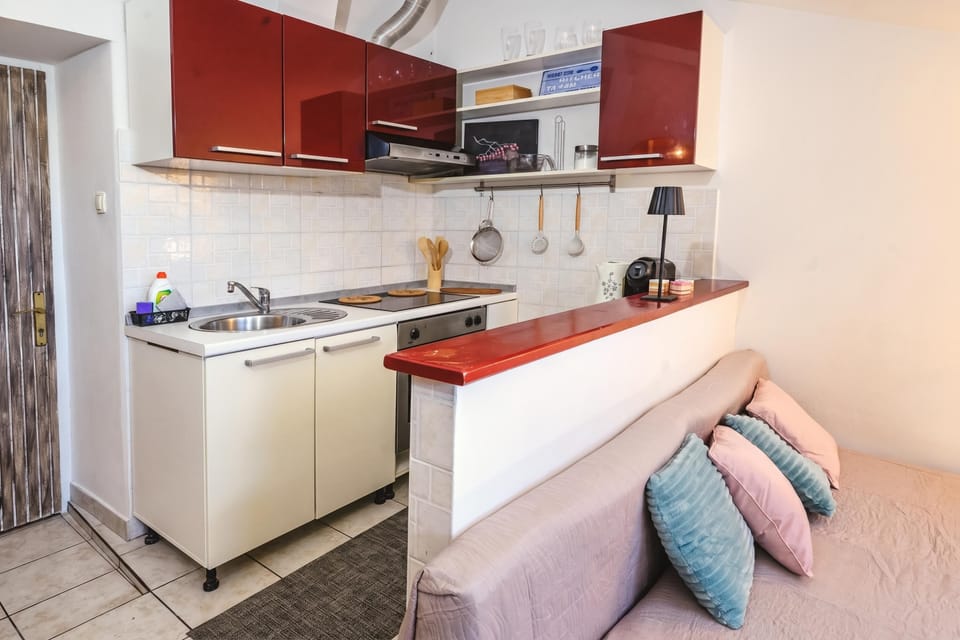 Honeymoon Apartment, 1 Bedroom, Air conditioning (Ema Studio on the Main Promenade) | Private kitchen
