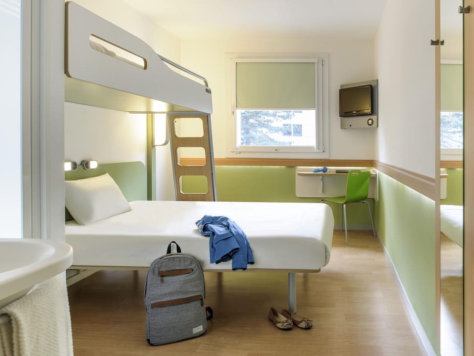 Triple Room, Multiple Beds | Desk, soundproofing, free WiFi, bed sheets