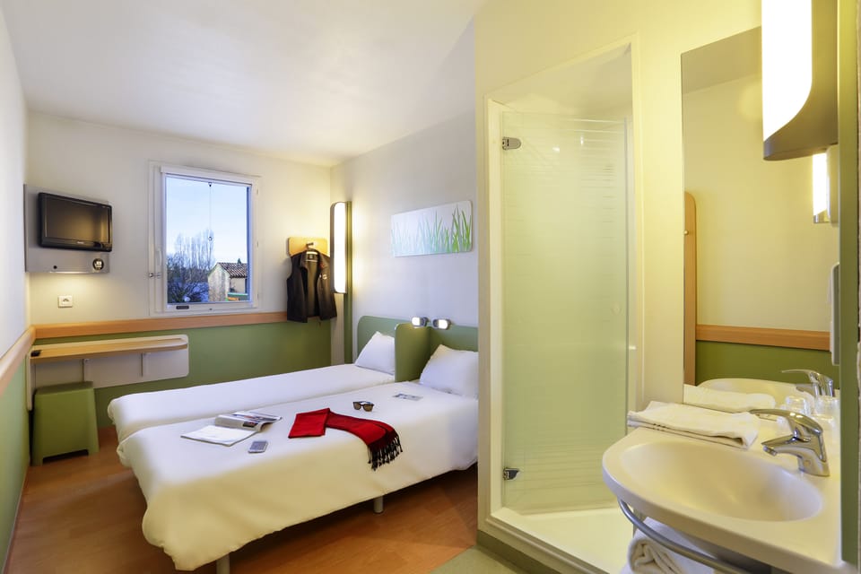Twin Room, 2 Twin Beds | Desk, soundproofing, WiFi (free), bed sheets