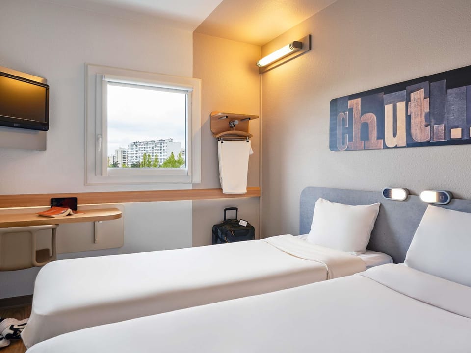 Twin Room, 2 Twin Beds | Desk, soundproofing, free WiFi, bed sheets