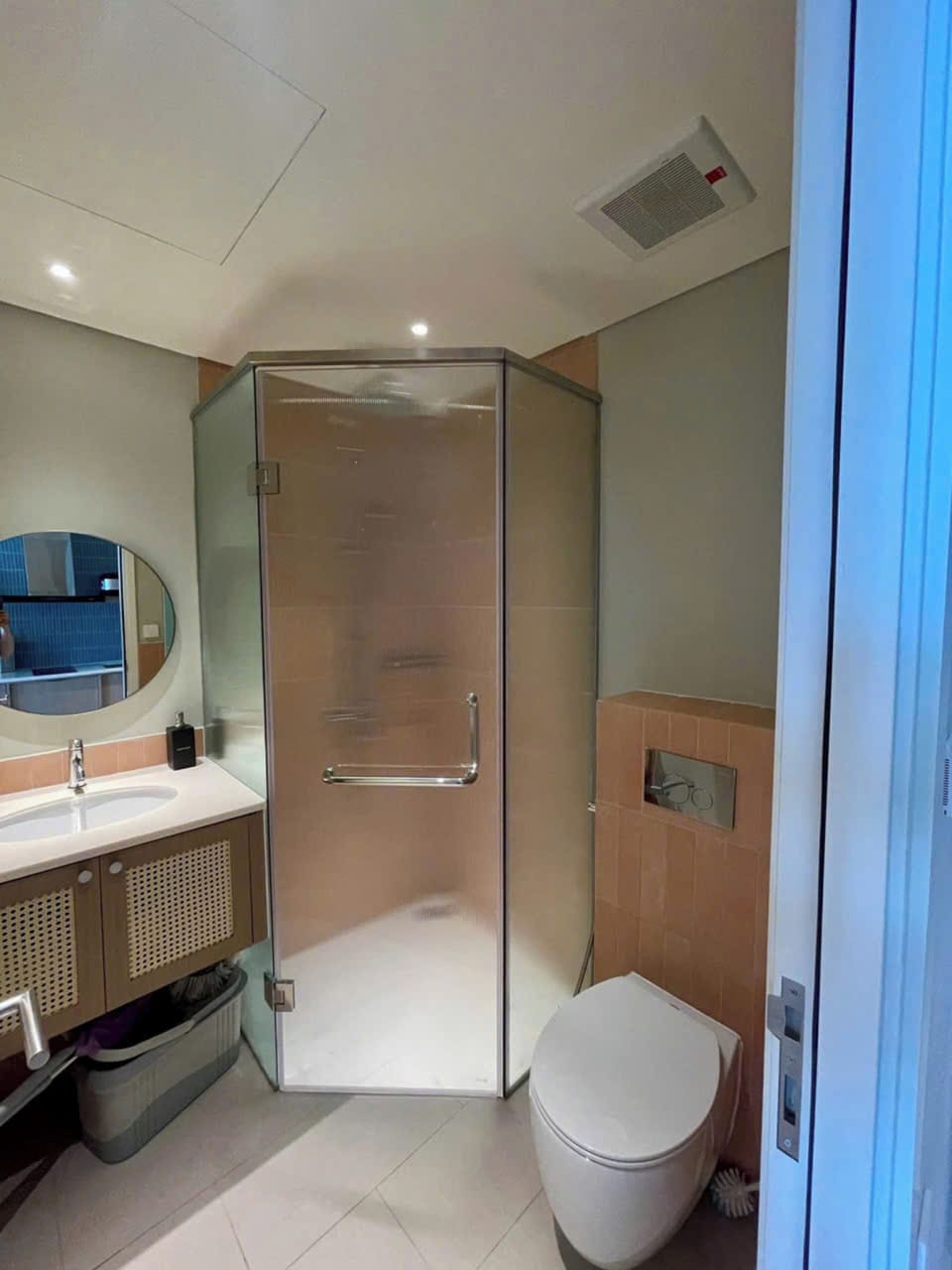 Luxury Apartment, Beach View | Bathroom | Free toiletries, hair dryer, slippers, towels