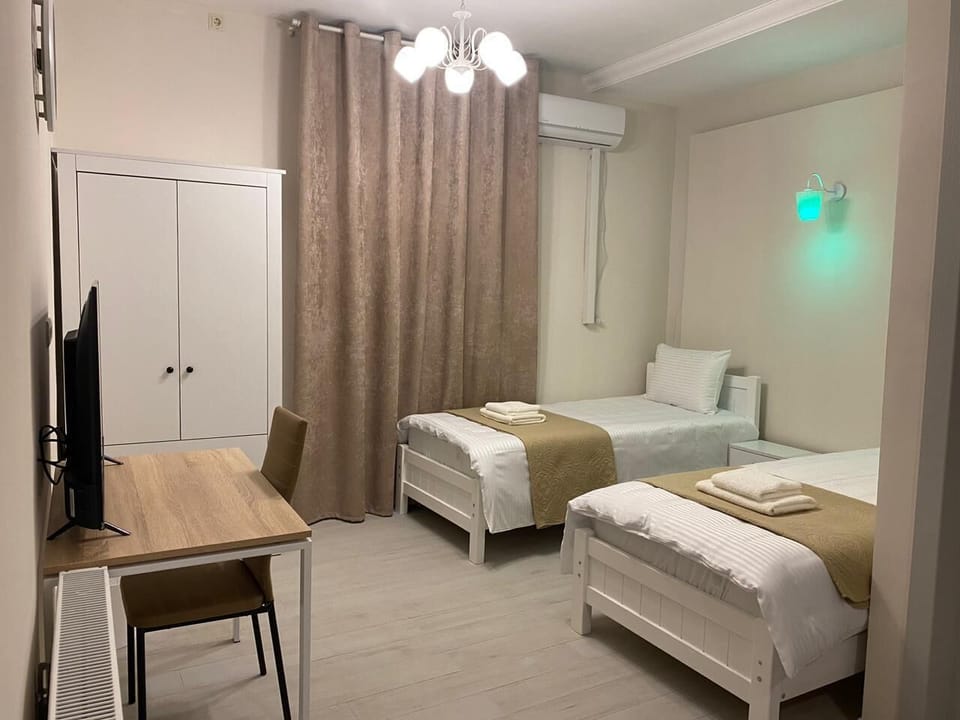 Deluxe Double or Twin Room | In-room safe, desk, blackout drapes, iron/ironing board