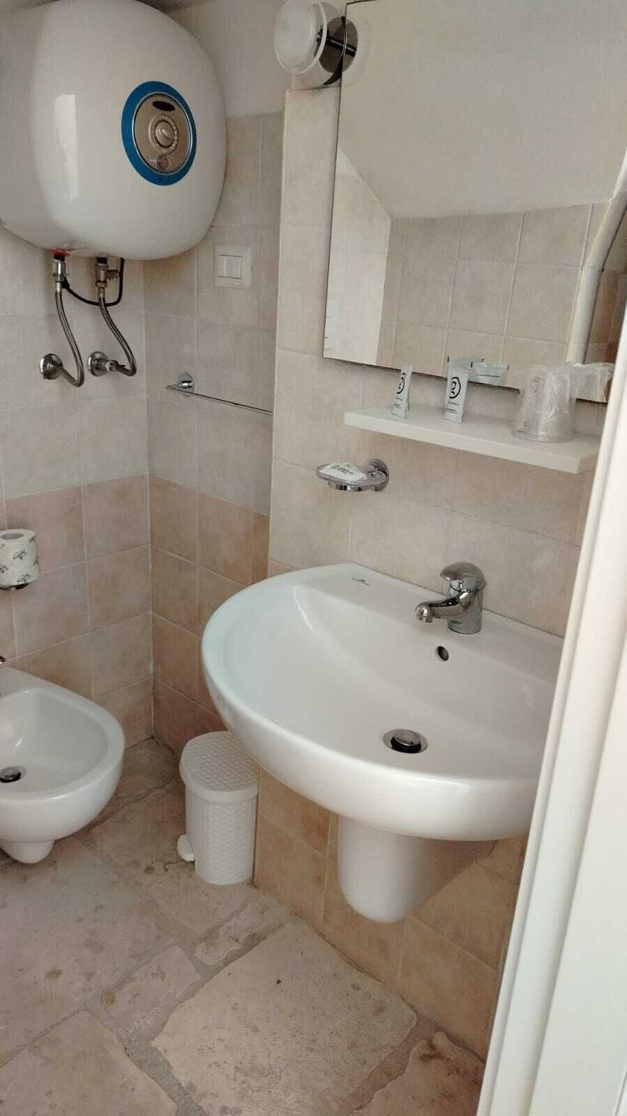 Basic Room | Bathroom | Shower, hair dryer, towels, soap