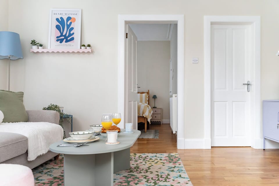 City Apartment, 1 Double Bed, Non Smoking, Courtyard View | Living area | 40-inch flat-screen TV with satellite channels