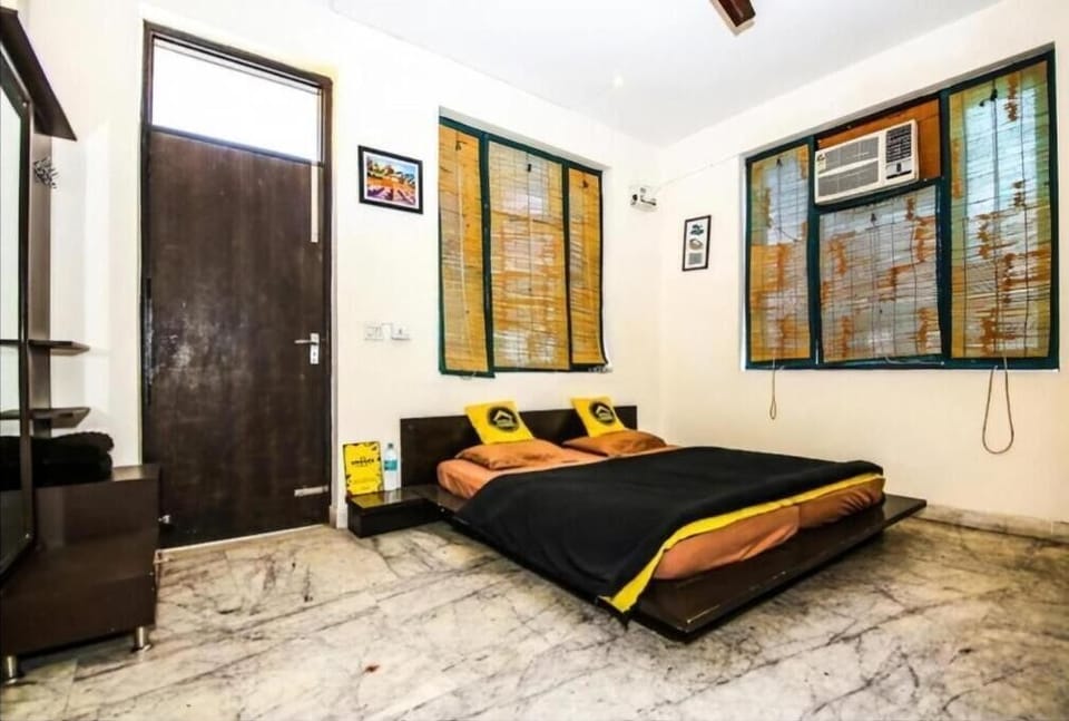 In-room safe, soundproofing, WiFi (free)