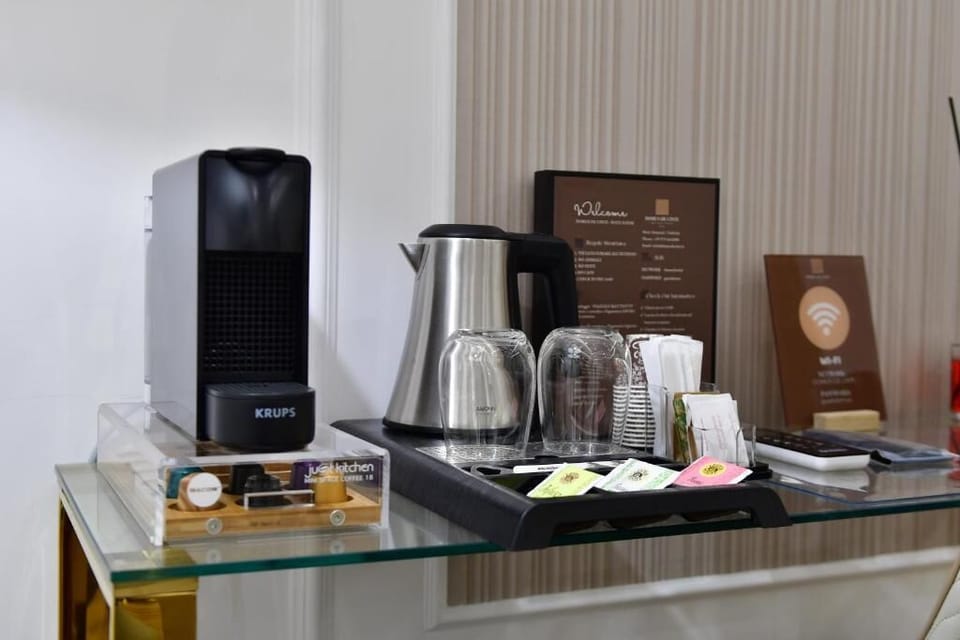 Comfort Suite, 1 King Bed, Non Smoking, City View | Coffee and/or coffee maker