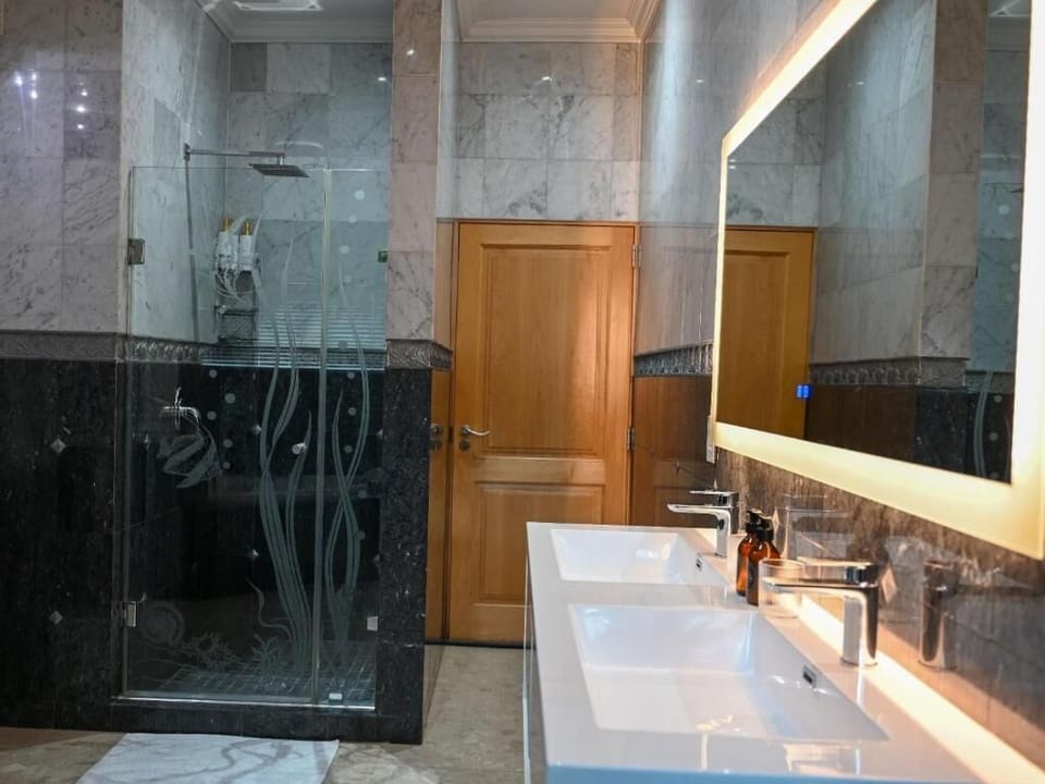 Superior Suite, 1 King Bed, Hot Tub, Garden View | Bathroom | Separate tub and shower, free toiletries, hair dryer, slippers