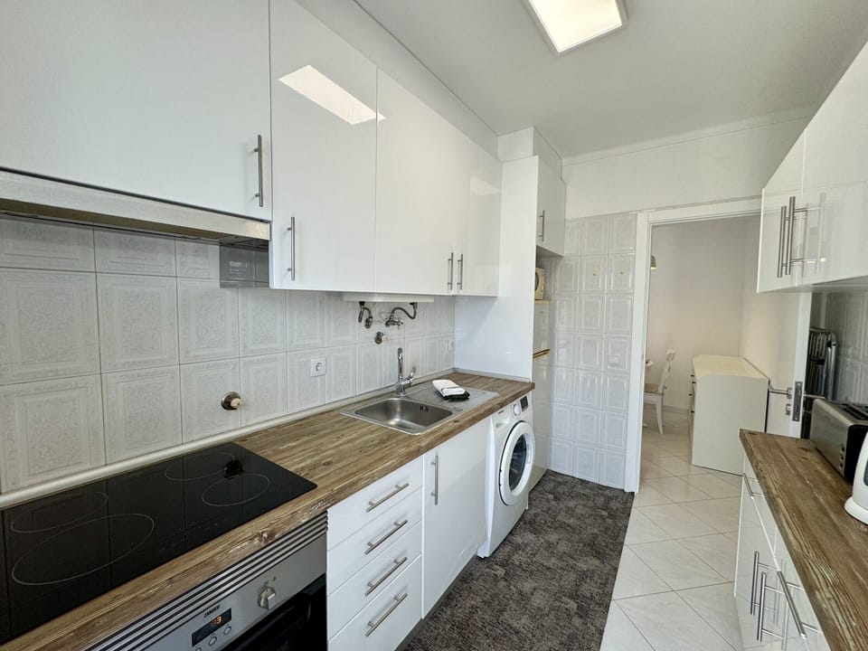 Coffee/tea maker, microwave, dishwasher