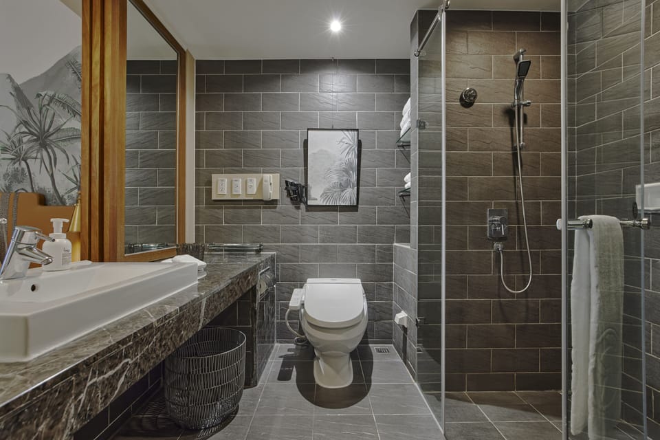 Jacuzzi Poolside Room | Bathroom | Combined shower/tub, free toiletries, hair dryer, bathrobes