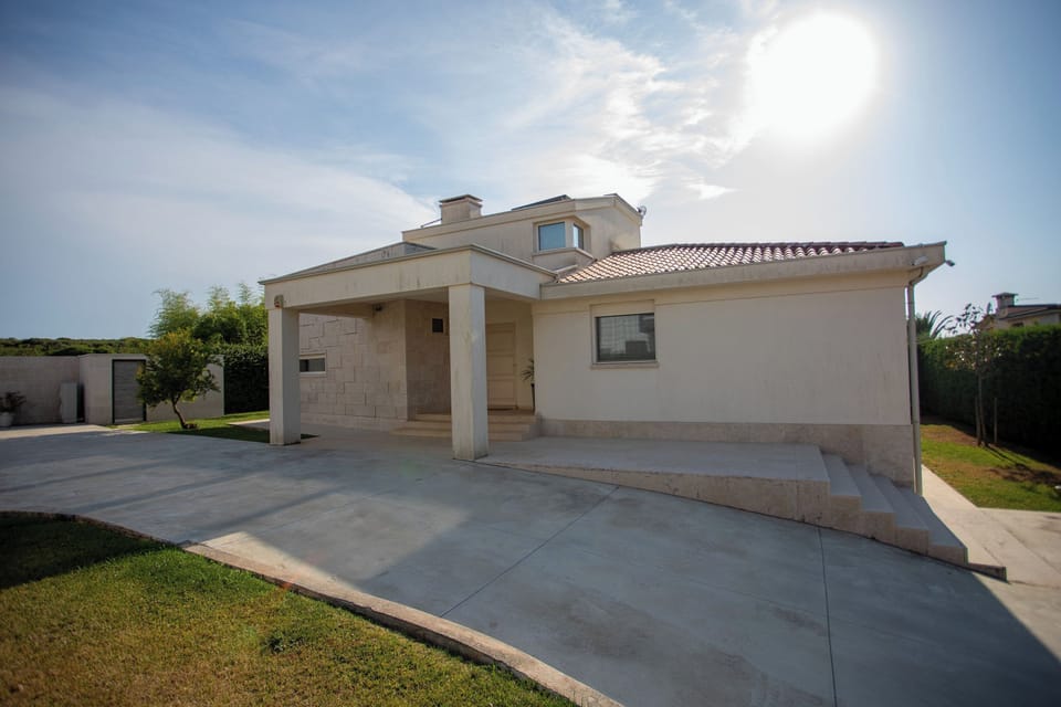Luxury House, 4 Bedrooms, 2 Bathrooms (Villa Lara With Pool Walk To Sea) | Exterior