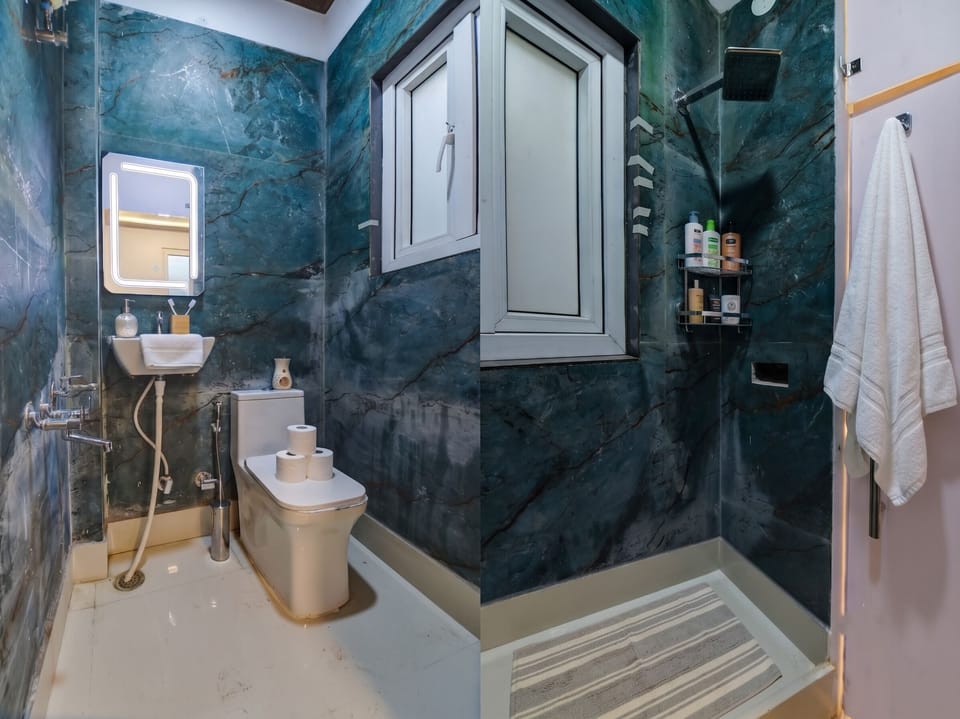 Superior Double Room | Bathroom | Shower, slippers, towels, soap