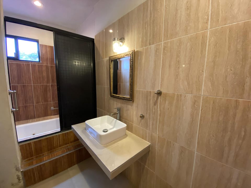 Suite | Bathroom | Shower, free toiletries, towels