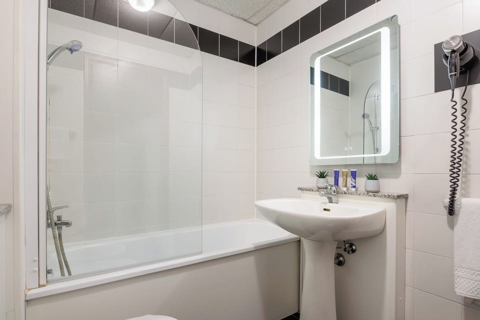Standard Triple Room | Bathroom | Hair dryer, bidet, towels