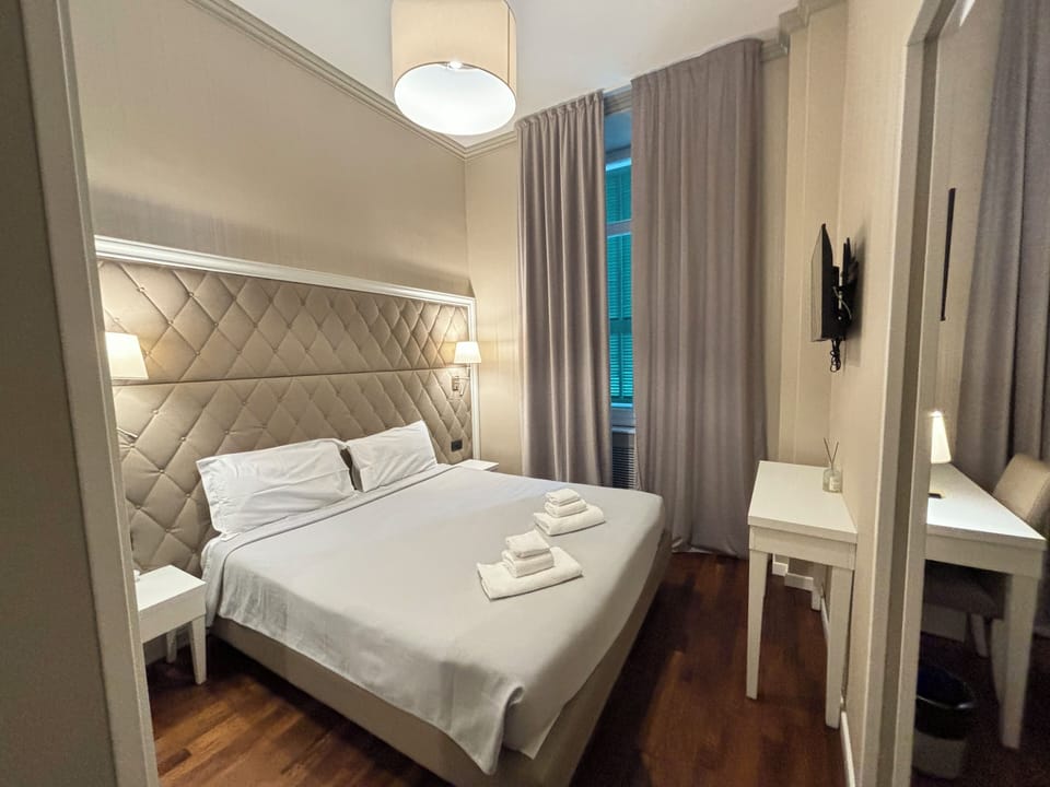 Economy Double Room Single Use | 1 bedroom, minibar, in-room safe, desk