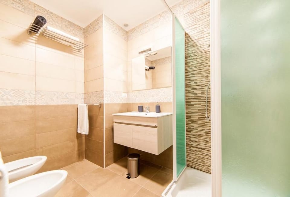 Deluxe Suite, Private Bathroom | Bathroom | Shower, rainfall showerhead, hair dryer, bidet