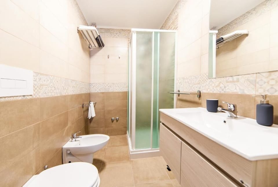 Superior Double Room, Ensuite | Bathroom | Shower, rainfall showerhead, hair dryer, bidet