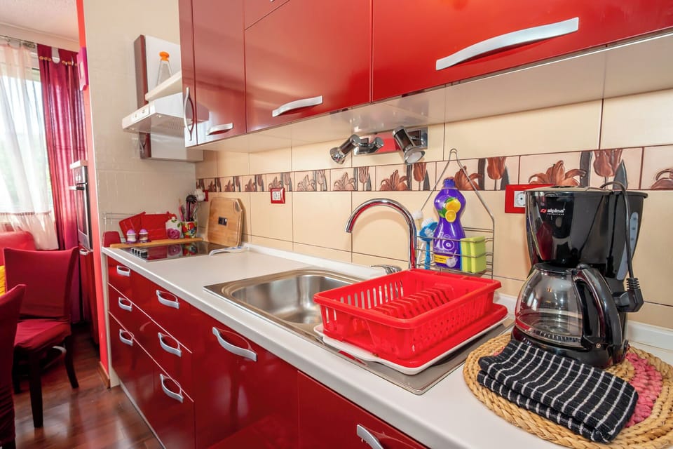 Apartment (A1) | Private kitchen | Espresso maker, fridge, oven, stovetop