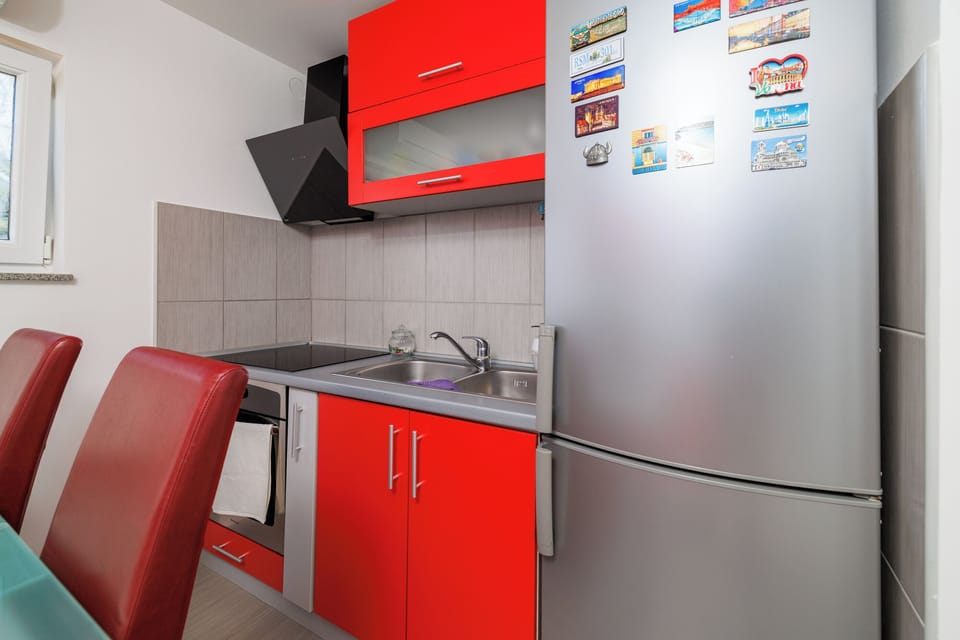 Apartment (A1) | Private kitchen | Fridge, microwave, oven, stovetop