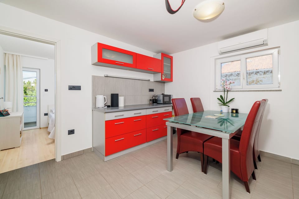 Apartment (A1) | Private kitchen | Fridge, microwave, oven, stovetop