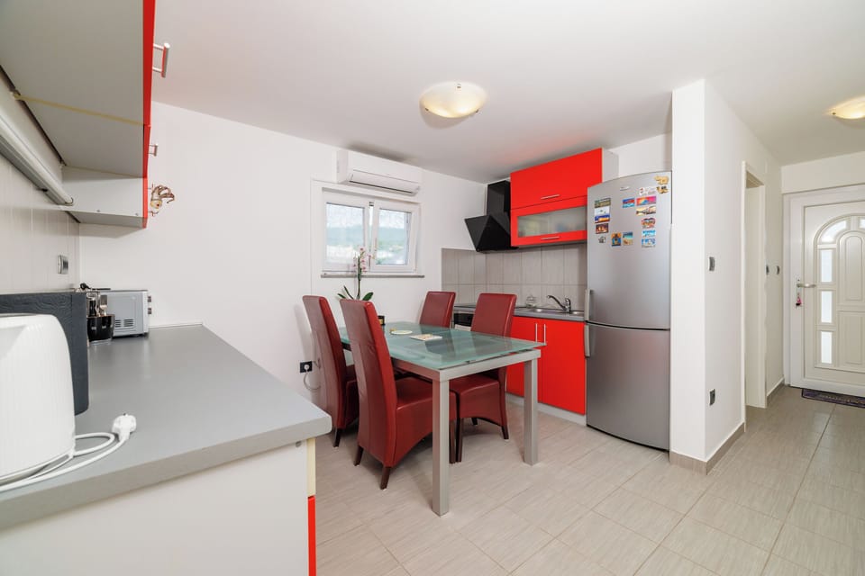Apartment (A1) | Private kitchen | Fridge, microwave, oven, stovetop