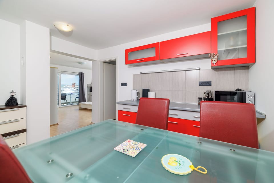 Apartment (A1) | Private kitchen | Fridge, microwave, oven, stovetop