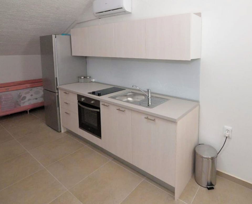 Apartment (A1) | Private kitchen | Fridge, oven, cookware/dishes/utensils, freezer