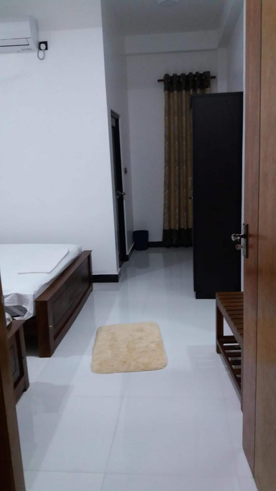 1 bedroom, desk, soundproofing, rollaway beds