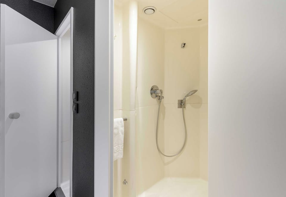Shower, free toiletries, towels