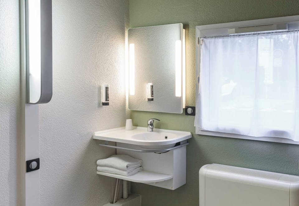 Shower, free toiletries, towels