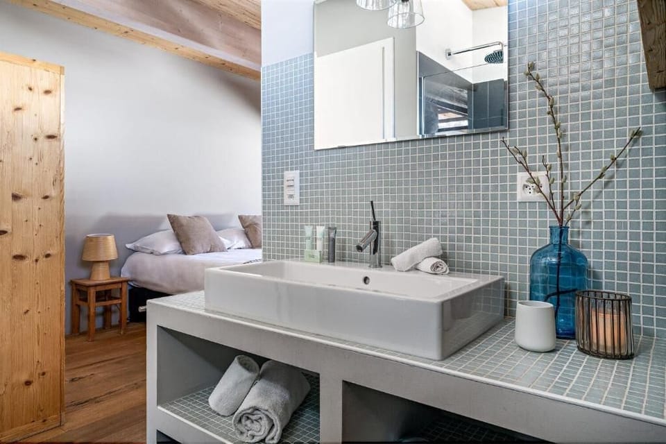 Double Room, Balcony, Courtyard View | Bathroom | Slippers