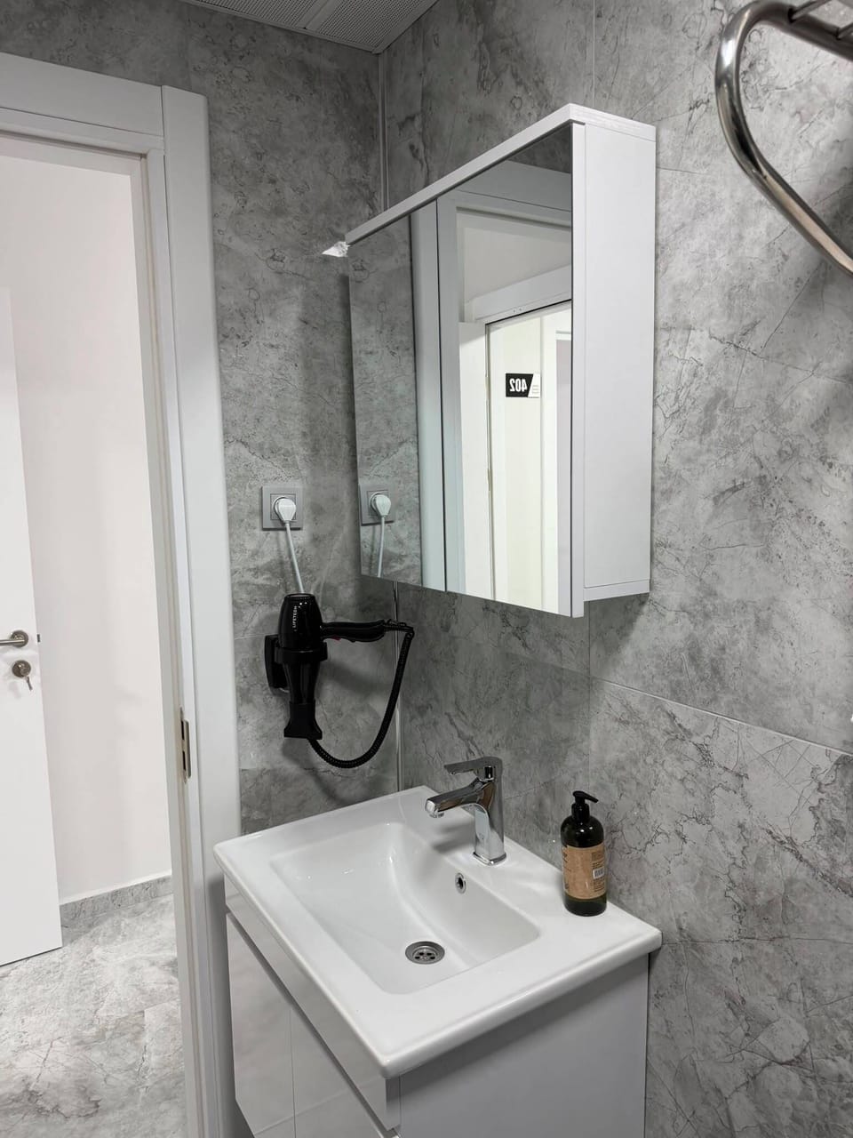 Comfort Twin Room, Air conditioning, City View | Bathroom | Shower, hair dryer, bathrobes, towels