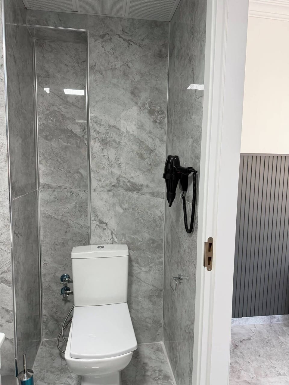 Comfort Twin Room, Air conditioning, City View | Bathroom | Shower, hair dryer, bathrobes, towels