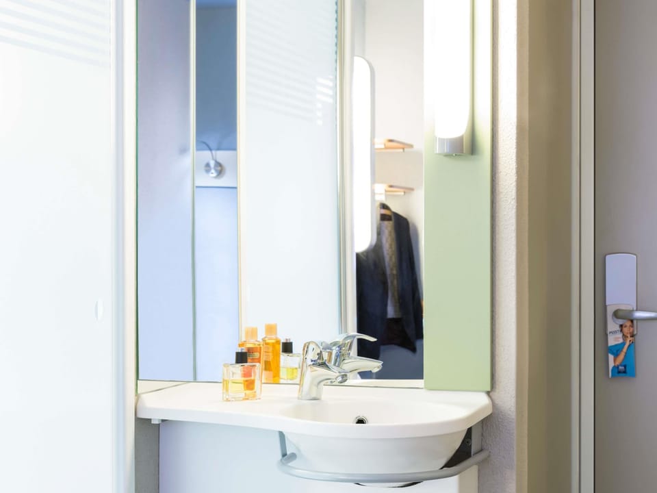 Hypo-allergenic bedding, desk, soundproofing, free WiFi