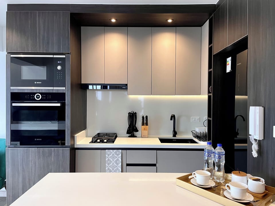 Apartment, Courtyard View | Private kitchen | Electric kettle, dining table