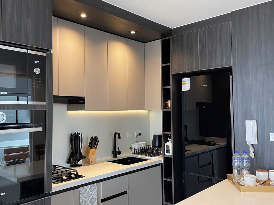 Apartment, Courtyard View | Private kitchen | Electric kettle, dining table