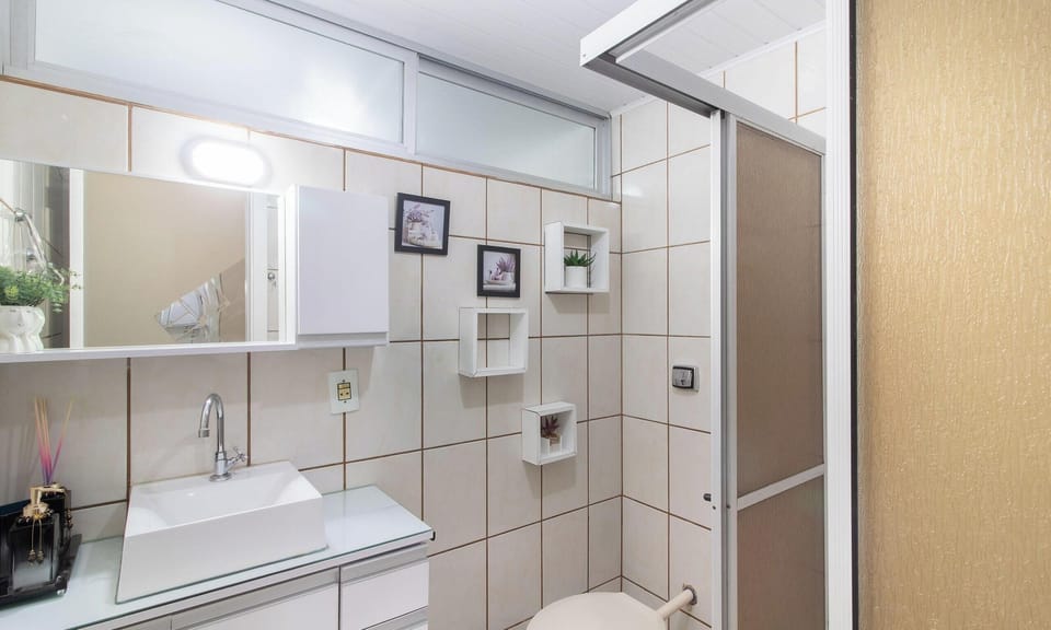 Basic Apartment | Bathroom | Shower