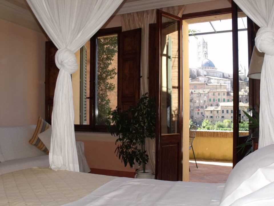 Deluxe Room | Premium bedding, minibar, in-room safe, desk