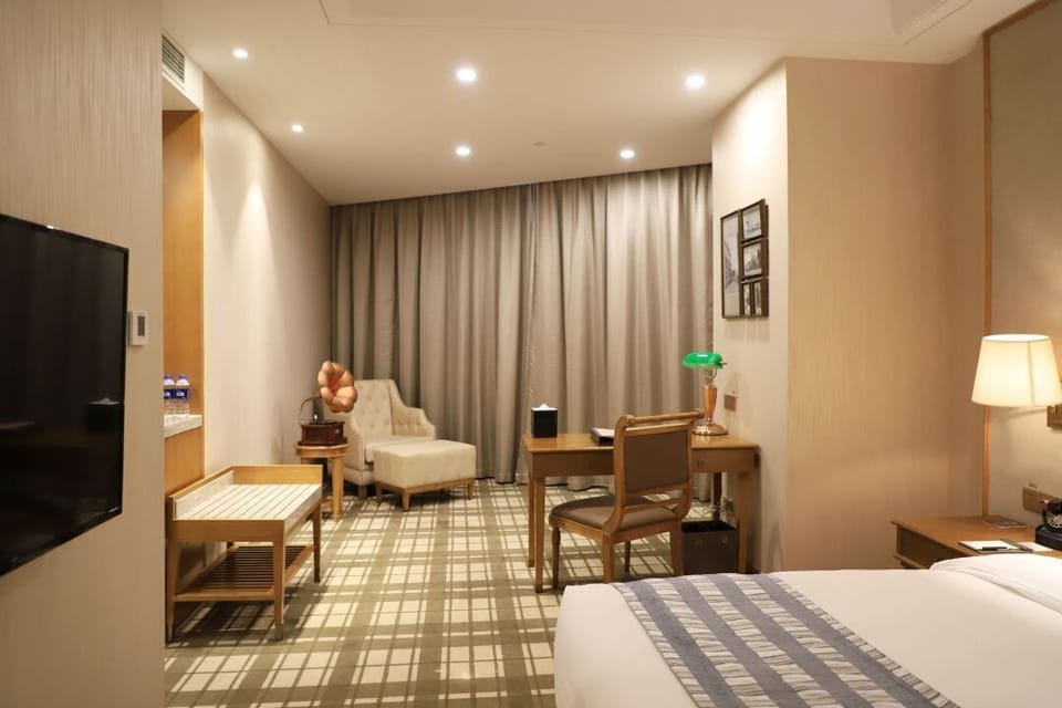 Luxury Single Room, Garden View | Minibar (some free items), in-room safe, desk, laptop workspace