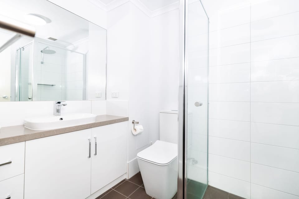 Studio Apartment | Bathroom | Combined shower/tub, rainfall showerhead, free toiletries, hair dryer