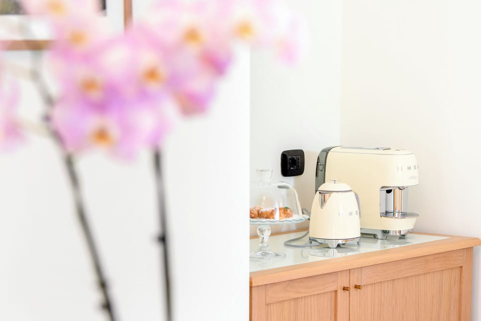 Premium bedding, down comforters, minibar, in-room safe