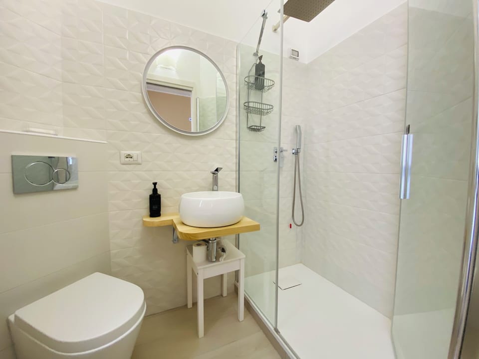Shower, free toiletries, hair dryer, bidet