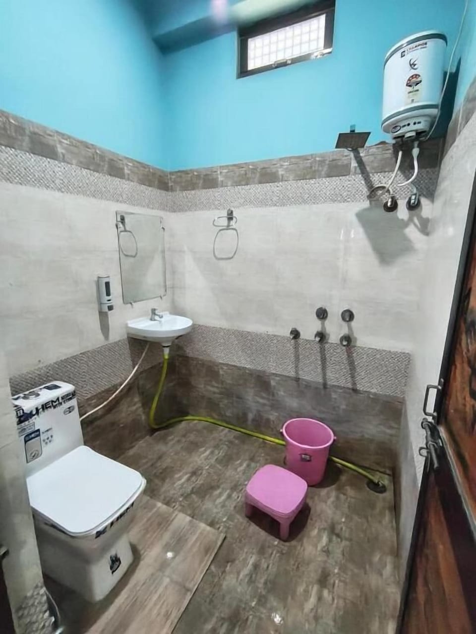 Free toiletries, toilet paper