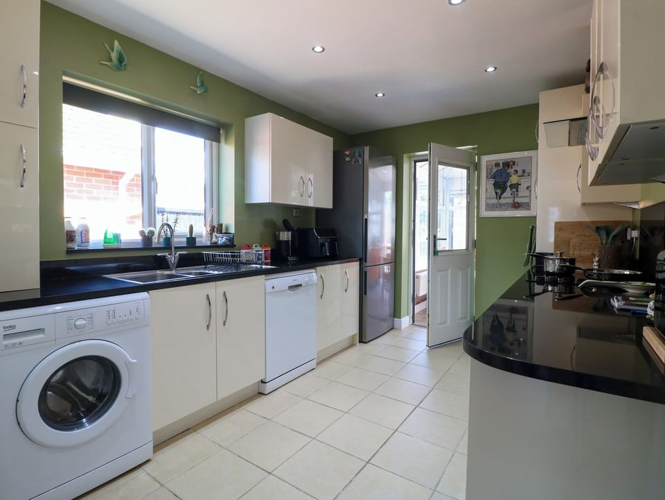 Dishwasher, cookware/dishes/utensils