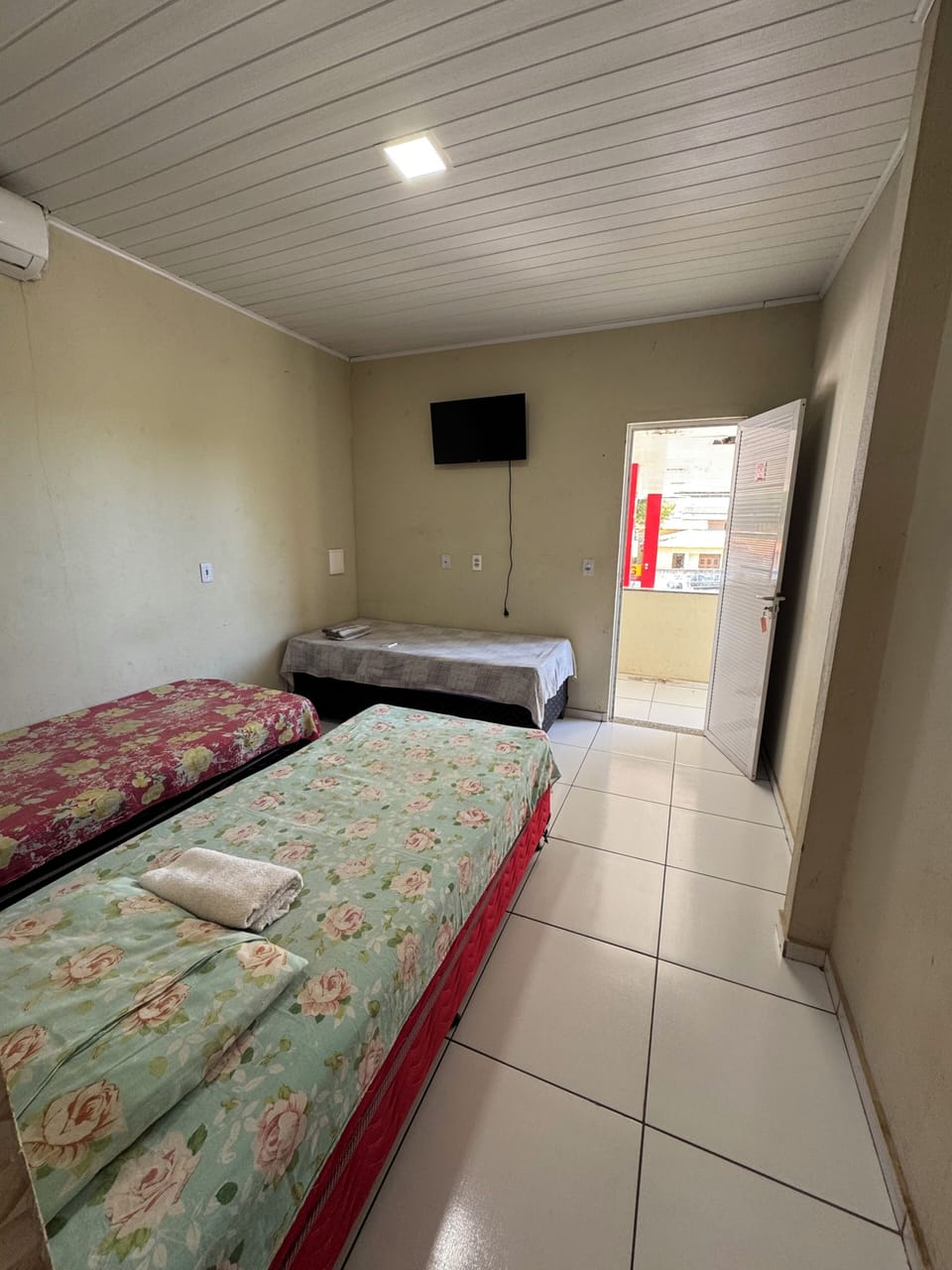 Triple Room | Desk, laptop workspace, rollaway beds (surcharge), WiFi (free)
