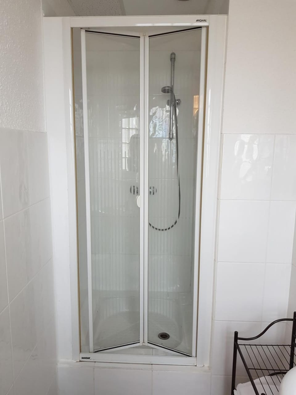 Shower, rainfall showerhead, free toiletries, towels