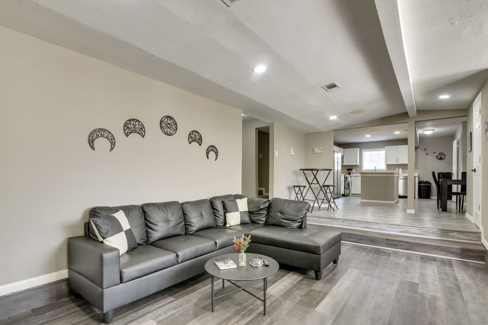 House (6 Bedrooms) | Interior
