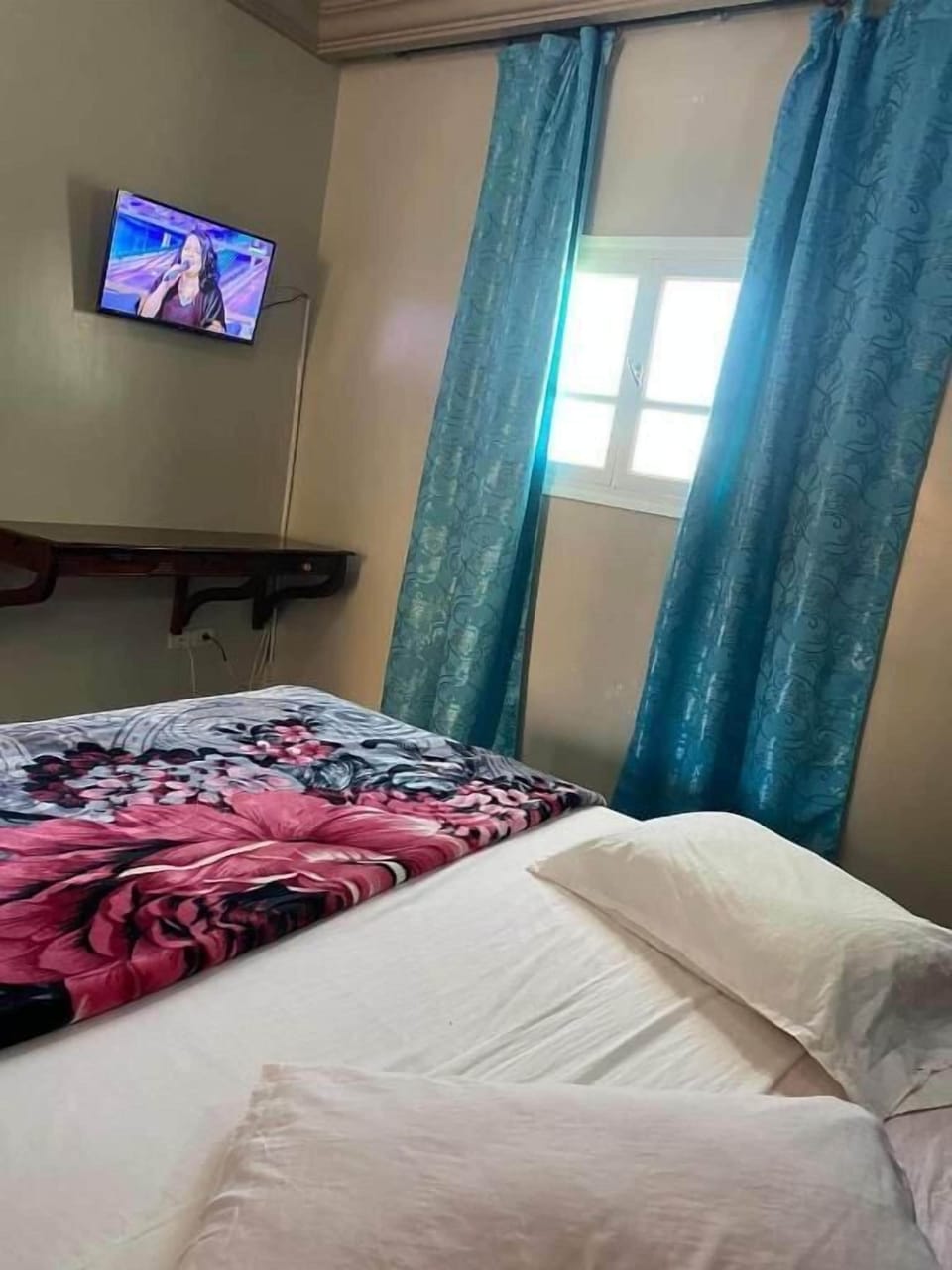 Comfort Triple Room, Courtyard View | Desk, blackout drapes, WiFi (free)