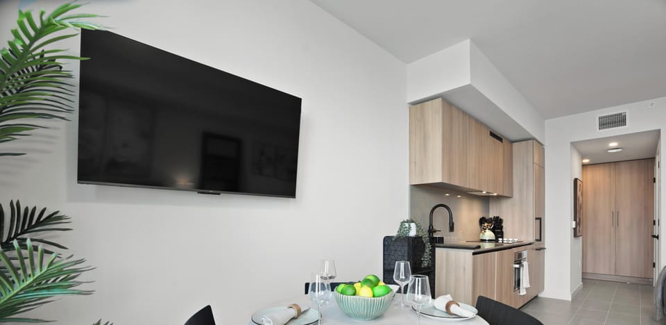 Studio, Balcony, Bay View | Dining room
