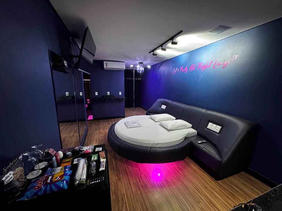 Classic Suite | Blackout drapes, WiFi (free)