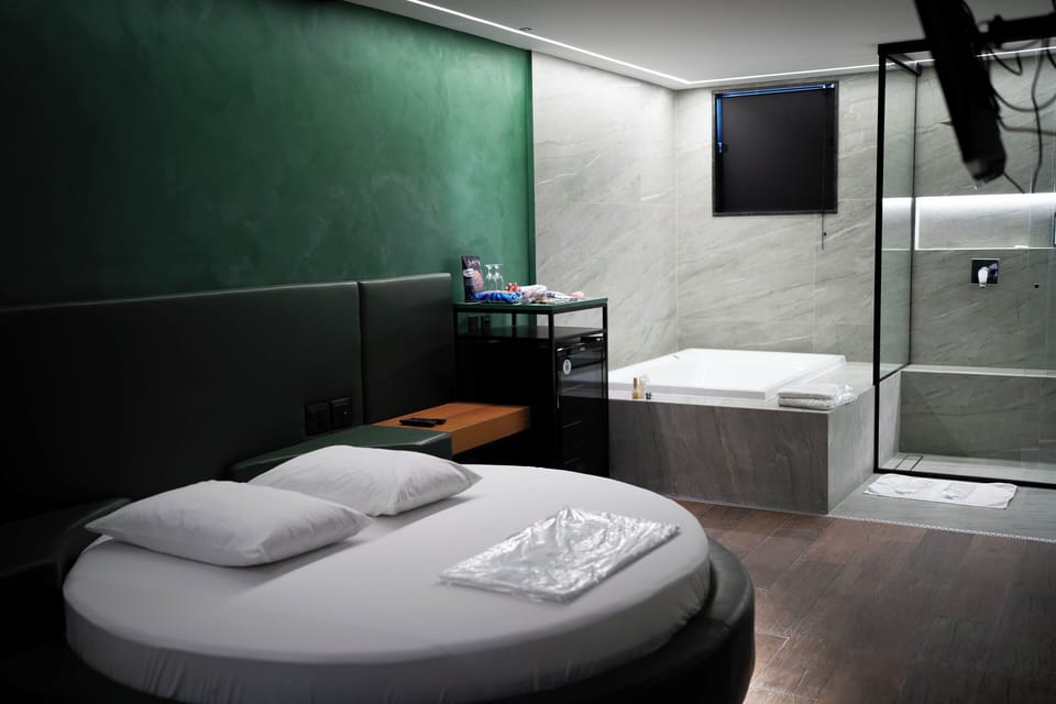 Comfort Suite | Bathroom | Separate tub and shower, hair dryer, slippers, towels
